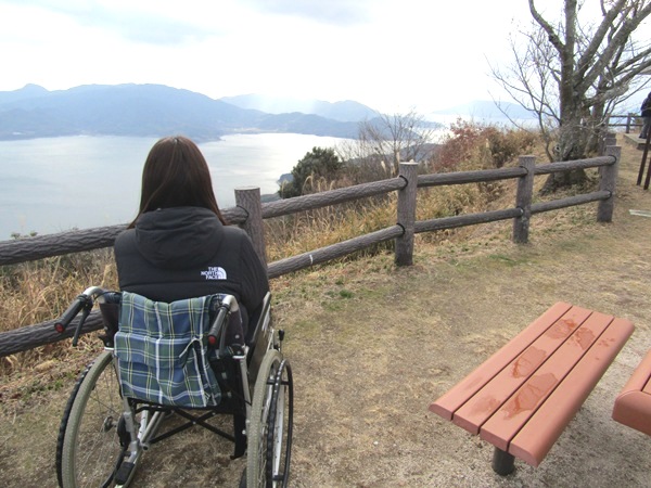 ベンチあります