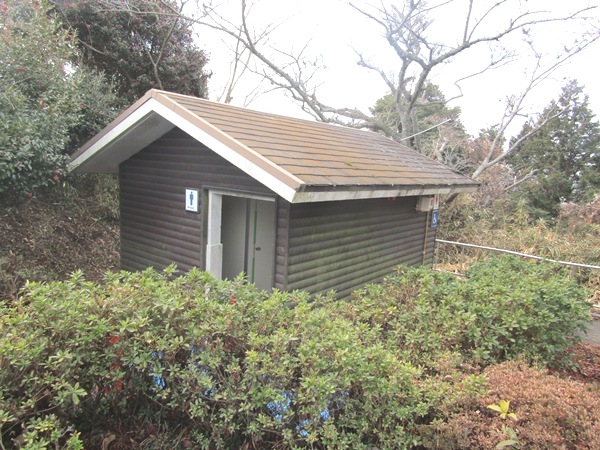 頂上広場入口右に障害者(多目的)トイレあり