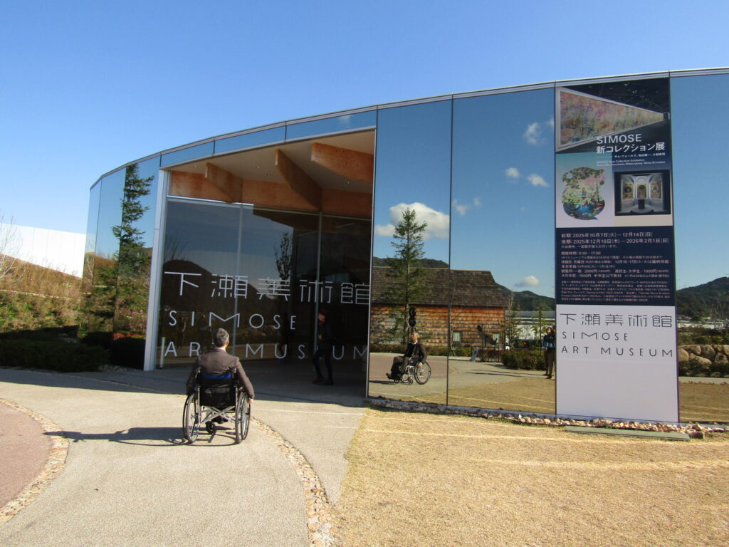 6.玄関前ロータリーを通過して入門。ここまで凹凸や大きな傾斜はありません。